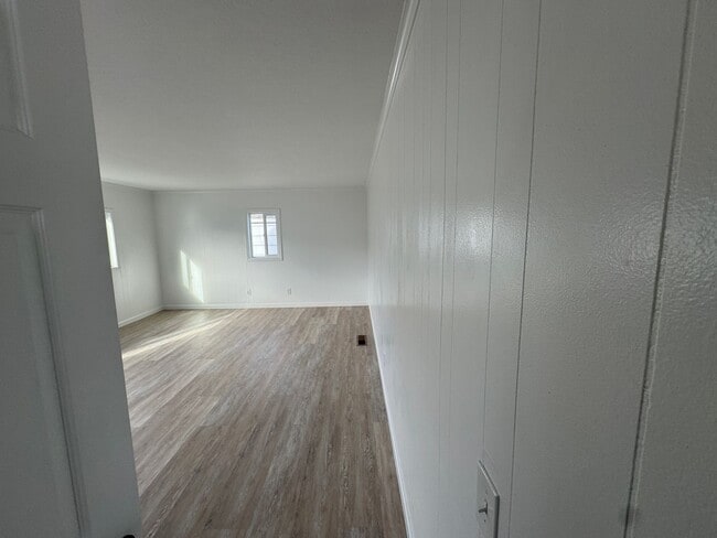 Building Photo - Large Home in Newport!