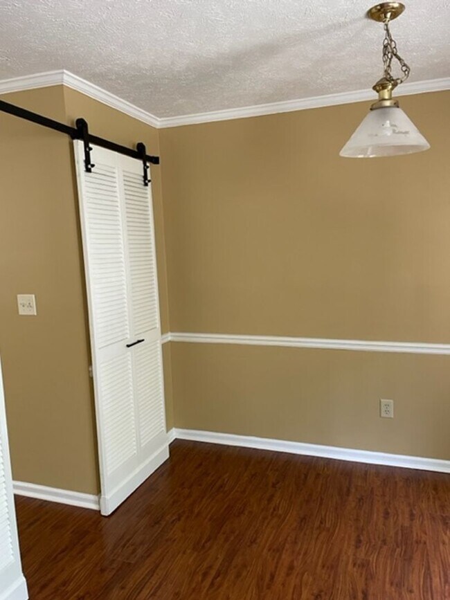 Building Photo - Quaint Towne Home close to all!