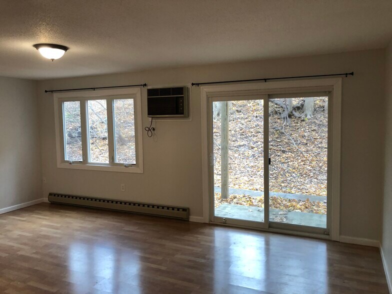 Building Photo - 85 Old Town Rd