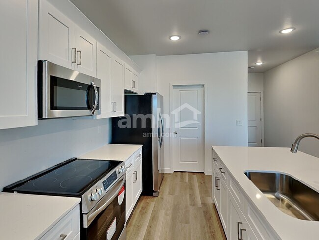 Building Photo - 9748 W Parkway Dr