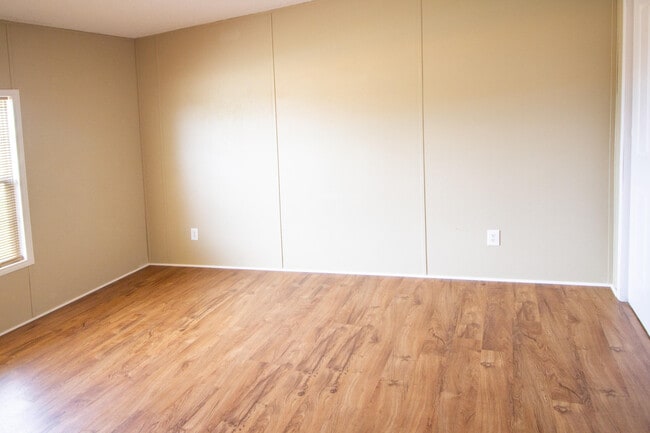 Building Photo - 9289 E River Dr