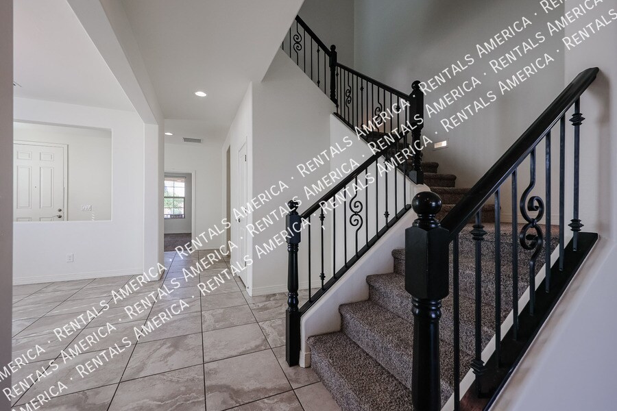 Building Photo - 17965 W Encinas Ln