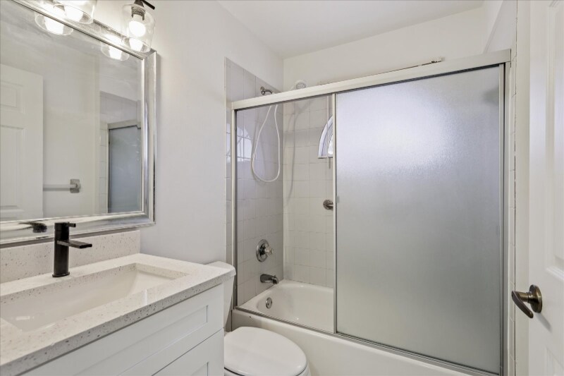 Building Photo - 311 Pine Tree Dr