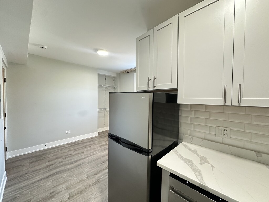 Building Photo - 553 W Belmont Ave