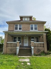 Building Photo - Section 8 Accepted! 5 BR 2 BA