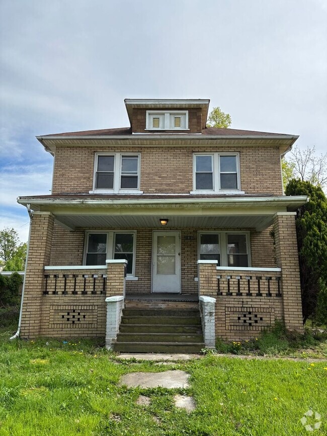 Building Photo - Section 8 Accepted! 5 BR 2 BA