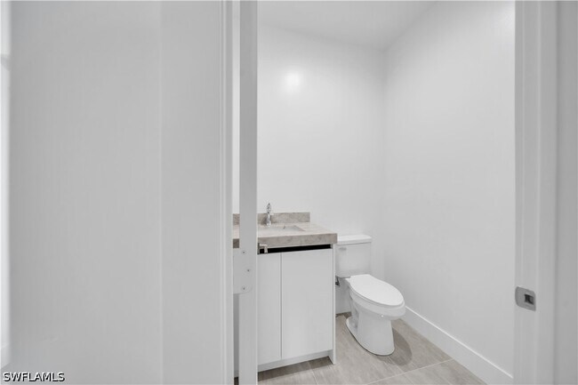 Building Photo - 1142 Dutchess St E