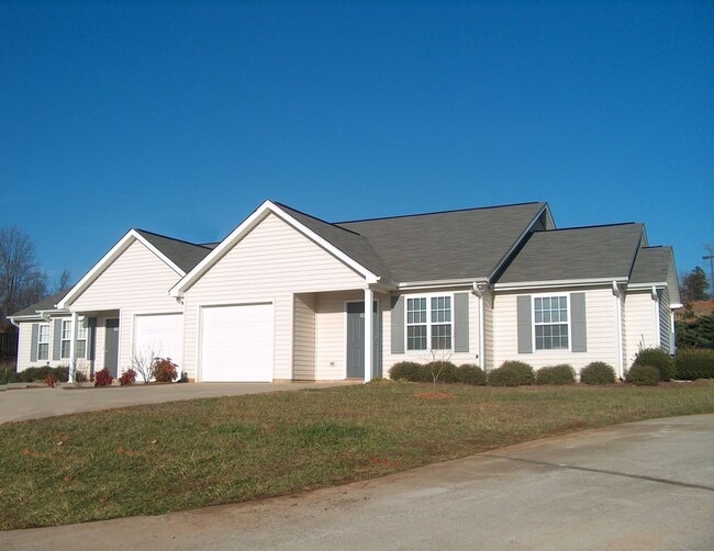 Building Photo - 101 Springwood Ln