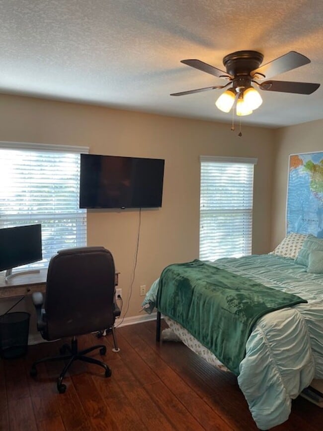 Building Photo - 2 Bedroom 2 1/2 Bath Townhouse in ST, next...