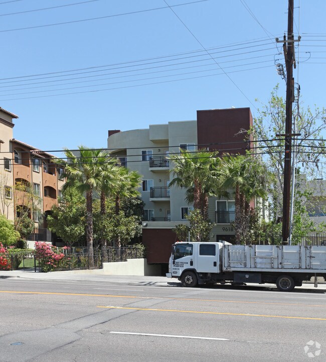 Building Photo - Villas Las Americas