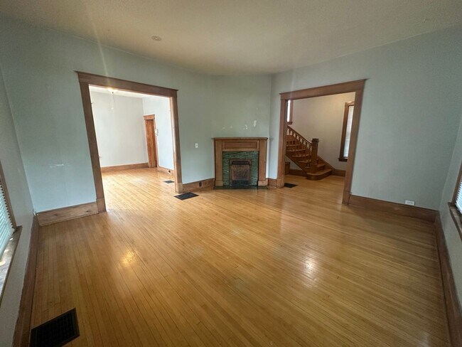 Building Photo - Beautifully Preserved 4 Bed | 2 Bath House in Saint Paul