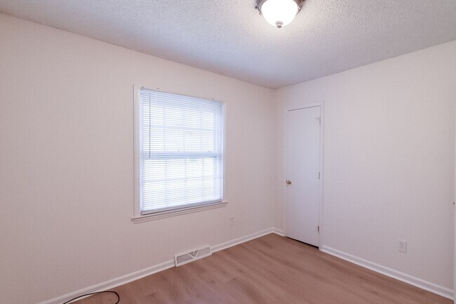 Building Photo - Well maintained ranch home in Charlotte!