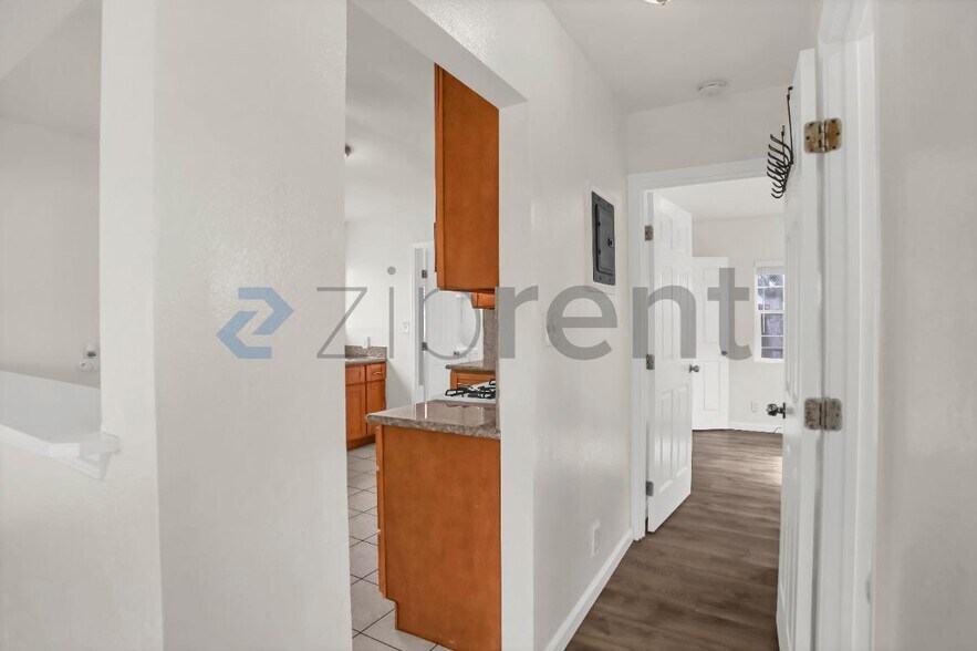 Building Photo - Unit
