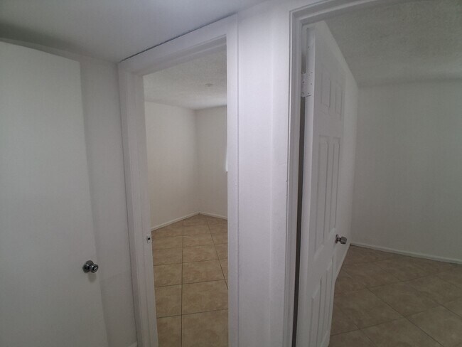 Building Photo - 401 SW 13th Pl