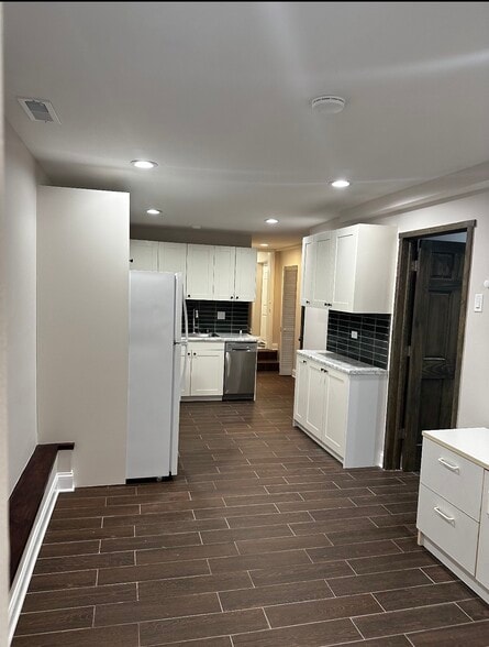 Living room - 4618 N Karlov Ave