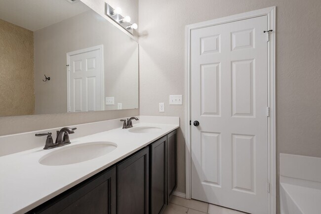 Building Photo - Bright & Spacious Home in Comal ISD