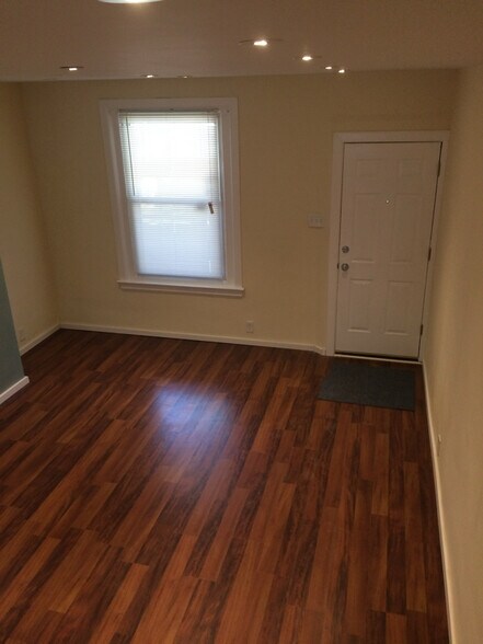 Building Photo - 6446 Glenmore Ave