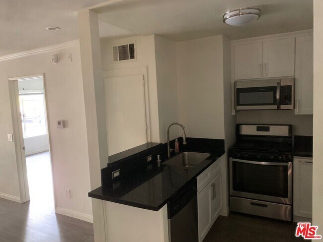 Building Photo - 5530 Owensmouth Ave