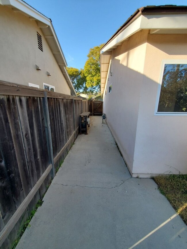Building Photo - Wonderful Mid Century Home available for lease