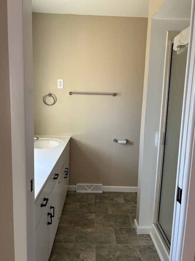 Building Photo - 400 Meadow Ln