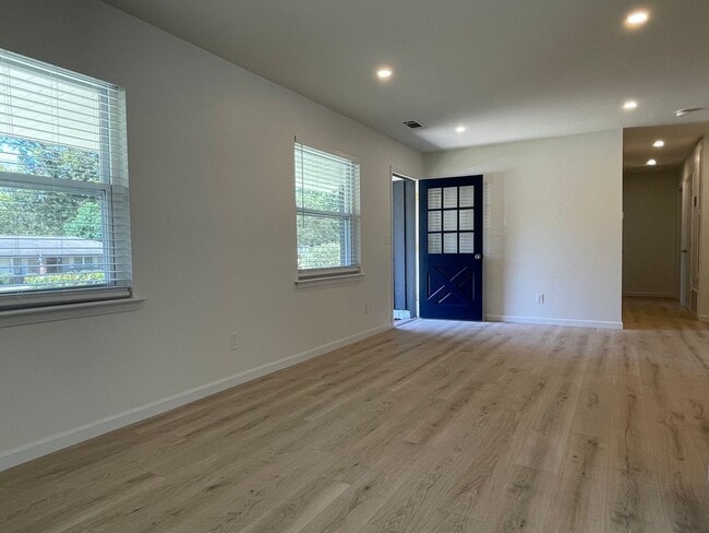 Building Photo - Gorgeous FULLY REMODELED 3 Bedroom/2Bath