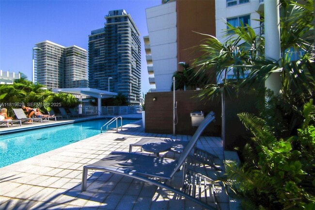 Building Photo - 3250 NE 1st Ave