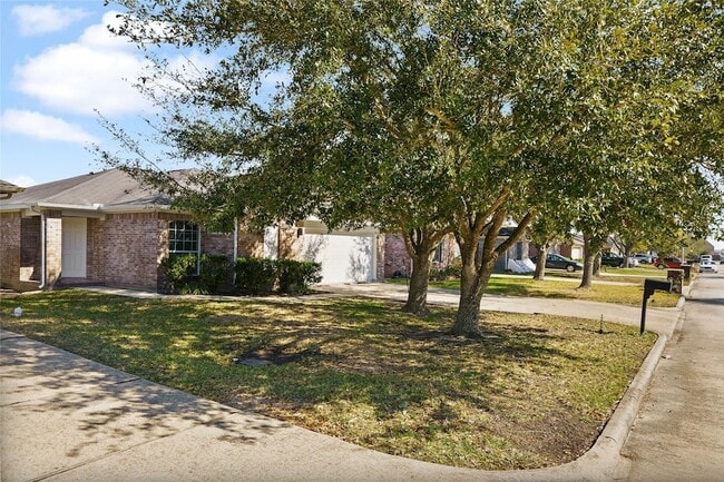 Building Photo - 5203 Panay Park Dr