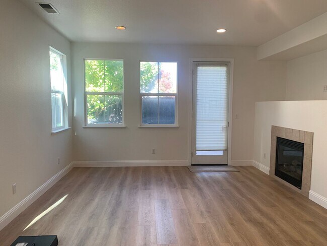 Building Photo - $500 Off The First Month’s Rent!!