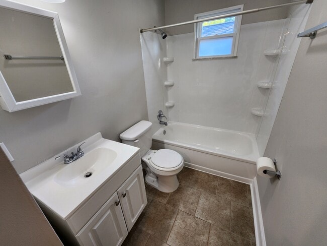 Building Photo - 924 Rarig Ave