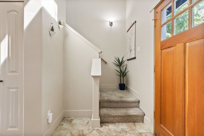 Building Photo - Charming, Furnished 3 bedroom Home w/ Garage