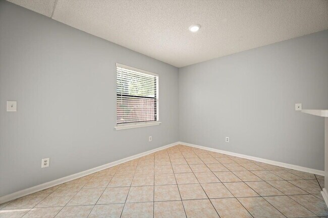 Building Photo - Charming 3-Bedroom, 2-bathroom Gem Awaits!
