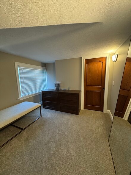 Building Photo - 17640 Larchwood Ave