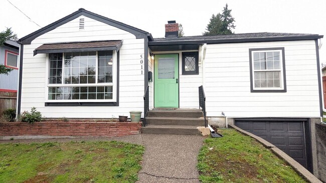 Building Photo - Impressive Home - Remodeled throughout!