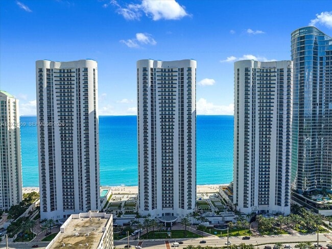 Building Photo - 15811 Collins Ave