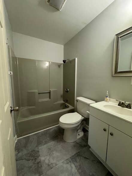Full Bathroom (2nd Floor) - 752 Center St