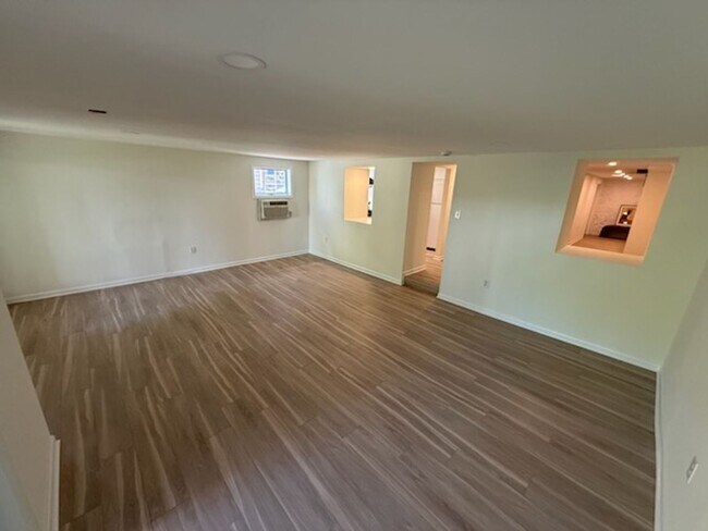 Building Photo - *DREAM LOCATION* 6BR Completely Renovated Duplex