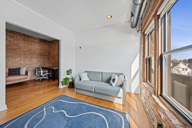 Building Photo - 1474 W Foster Ave