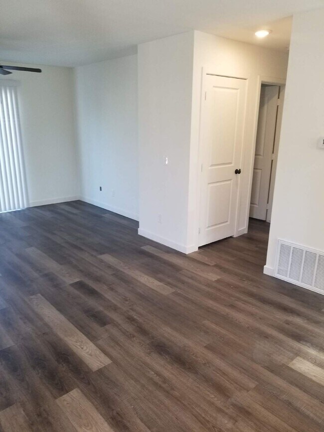 Building Photo - FANTASTIC FIRST FLOOR 2 BEDROOMS AND 1 BATHROOM PLUS PRIVATE BACKYARD