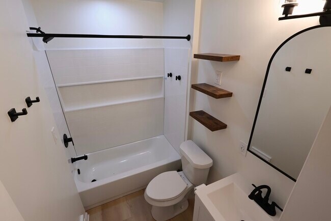 Building Photo - 787 Austin Ave