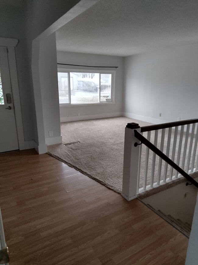 Building Photo - 1308 E Queen Ave