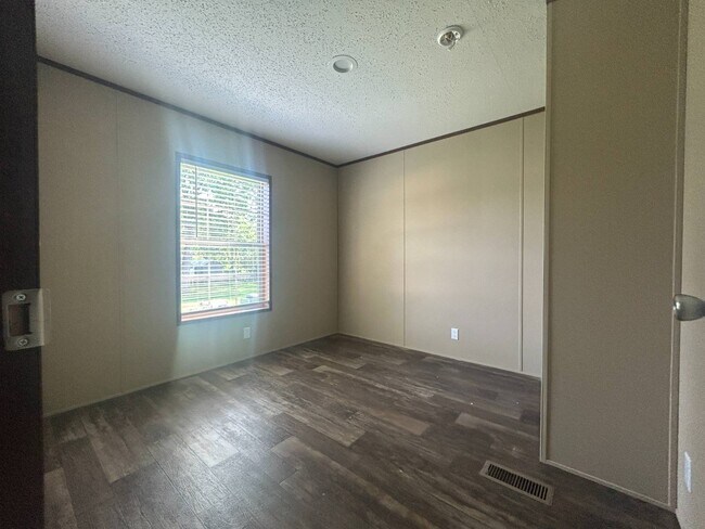Building Photo - 783 Amherst Ln