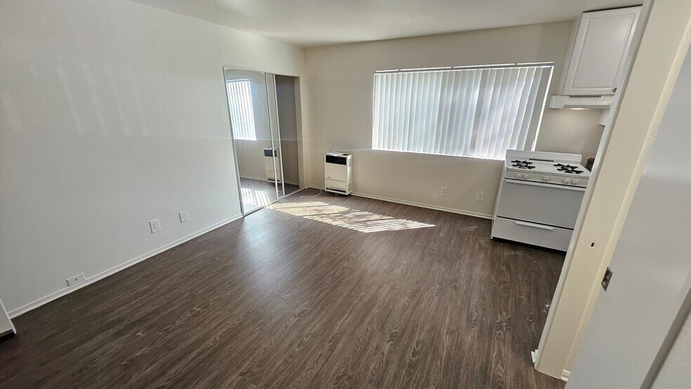 Building Photo - 1750 S Longwood Ave