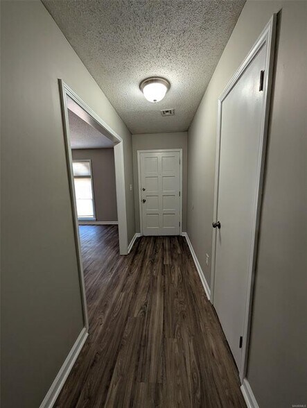 Building Photo - 2125 Edinburgh Dr