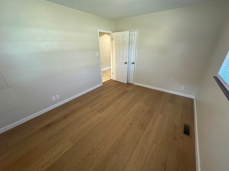 Building Photo - 211 E Orchard Ave