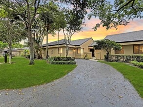 Building Photo - 9348 Chelsea Dr S