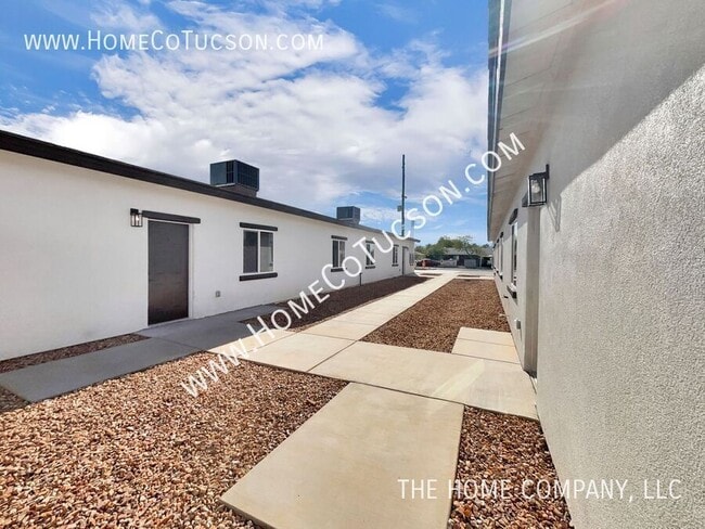 Building Photo - 1603 S Van Buren Ave