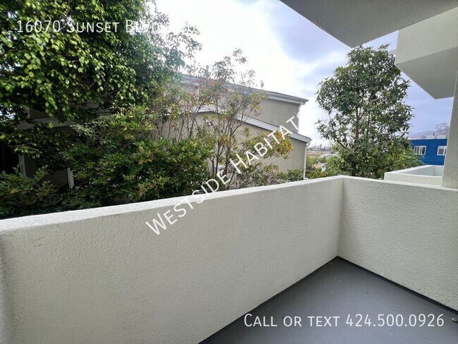 Building Photo - 16070 Sunset Blvd