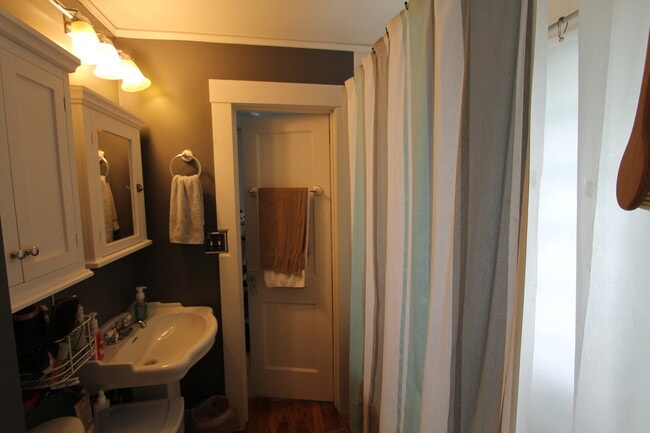 Building Photo - Beautiful 2-bedroom Charmer in Aksarben