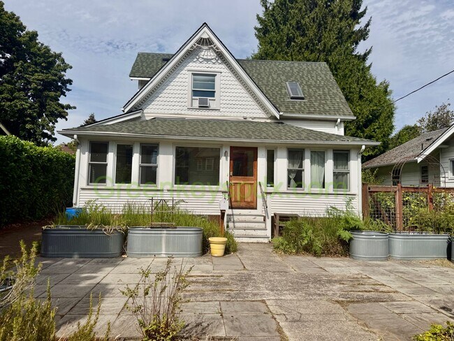 Building Photo - 1733 N Alberta St