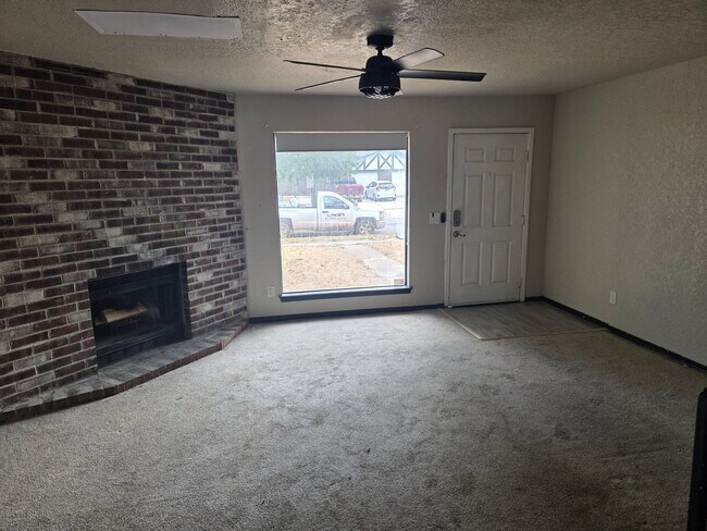 Building Photo - 1325 Eastgate Dr